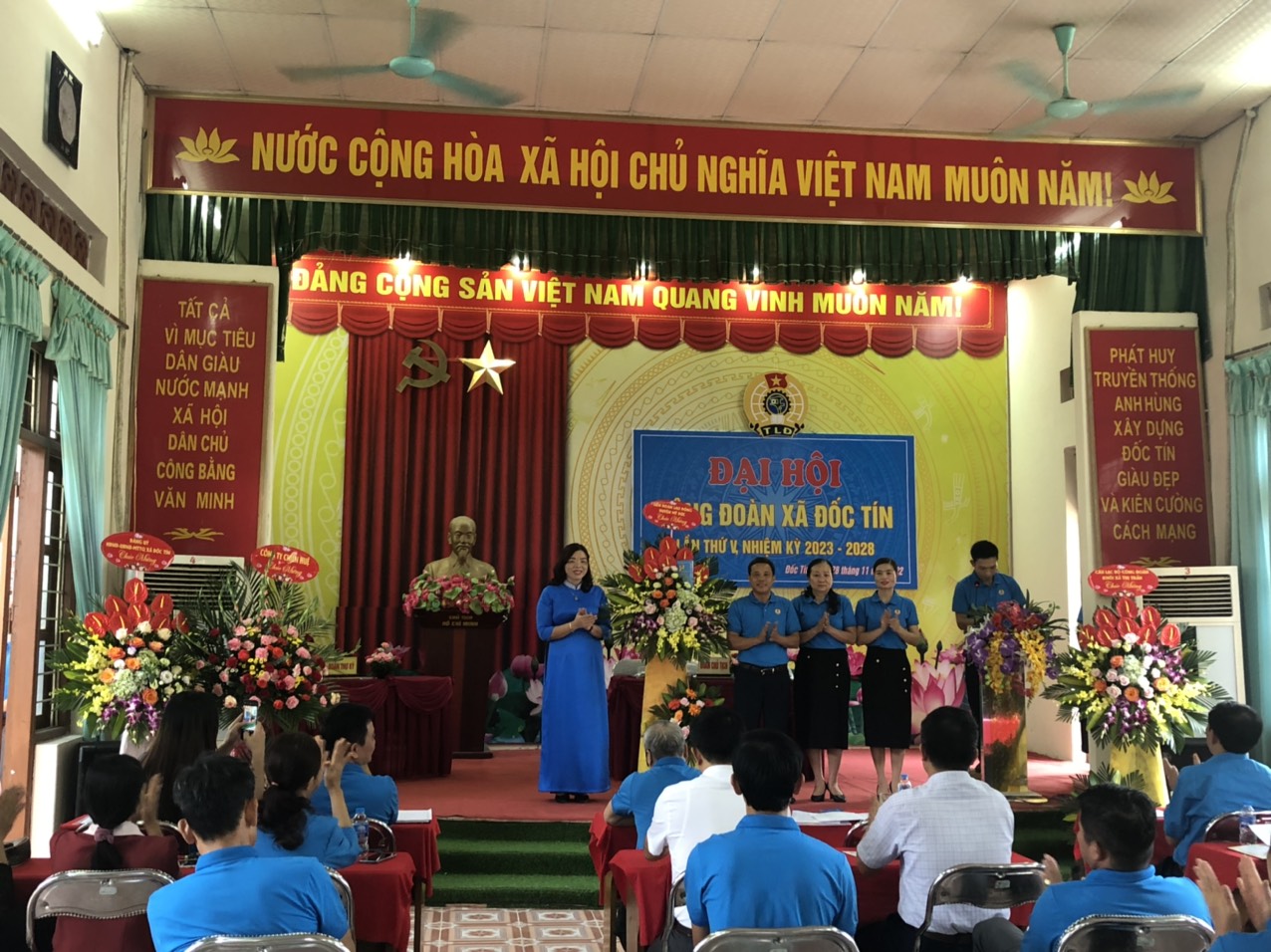 Đồng chí: Nguyễn Thị Hòa - Chủ tịch LĐLĐ huyện tặng hoa chúc mừng đại hội