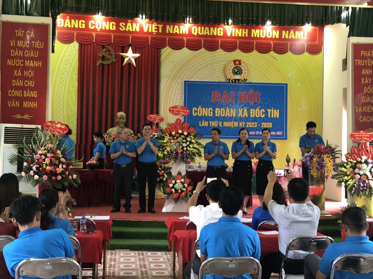 Lãnh đạo Đảng ủy- UBND xã Đốc Tín tặng hoa chúc mừng đại hội